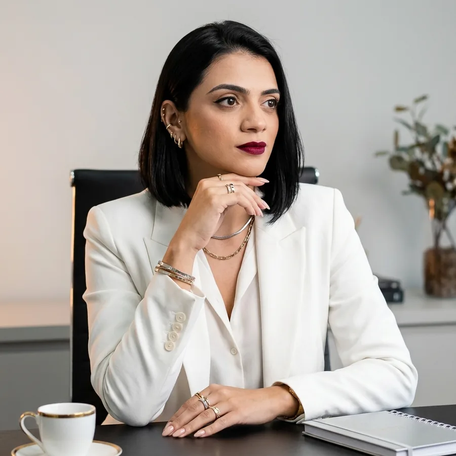 Dra. Milca Carvalho em mesa de trabalho